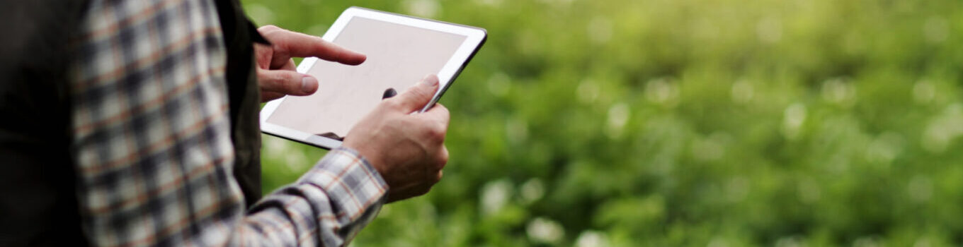 Landwirt, der ein Tablet in der Hand hält. Der Mehrfachantrag kann digital eingereicht werden. 